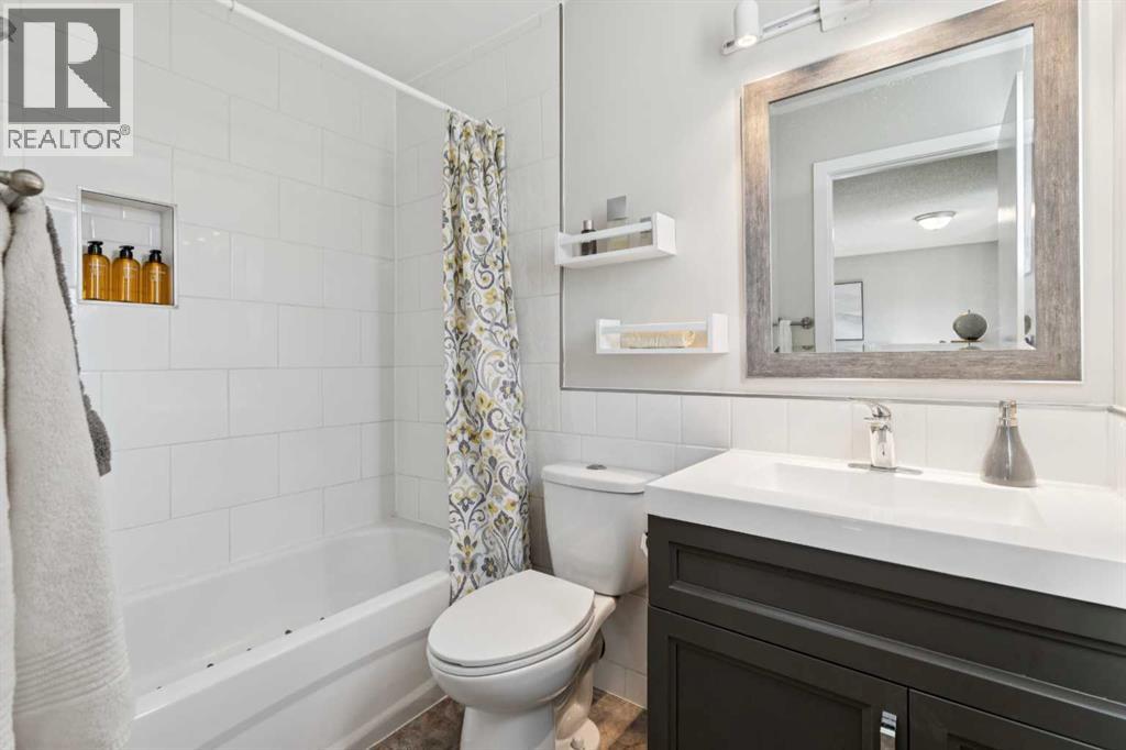 7 Woodgreen Crescent SW, Calgary, Alberta  T2W 4A4 - Photo 29 - A2349261