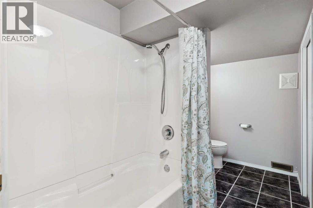 7 Woodgreen Crescent SW, Calgary, Alberta  T2W 4A4 - Photo 37 - A2349261