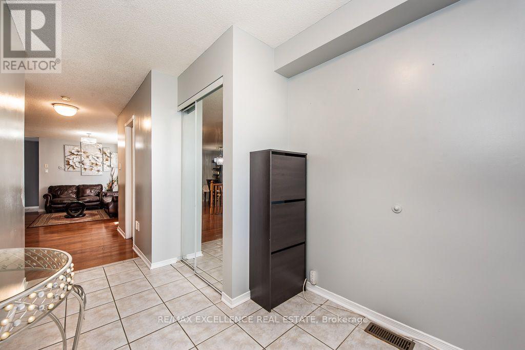 44 Weather Vane Lane NW, Brampton, Ontario  L6X 4R5 - Photo 6 - W13877518