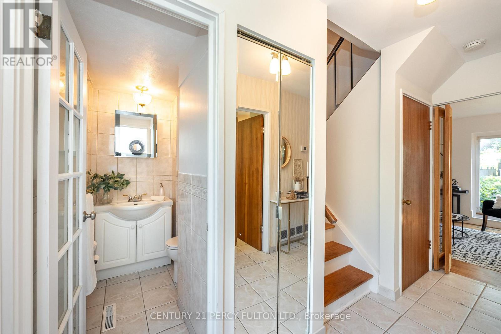 24 Dogwood Crescent, Toronto, Ontario  M1P 3N6 - Photo 6 - E13877456