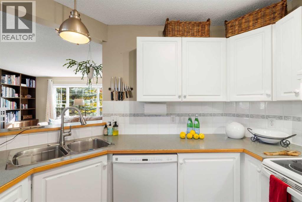 47 Somerside Common SW, Calgary, Alberta  T2Y 3M9 - Photo 8 - A2351079