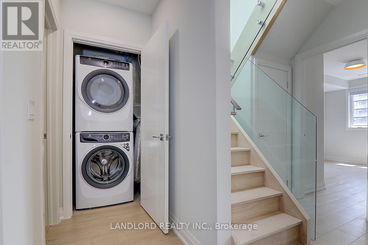 Upper - 115 Livingstone Avenue, Toronto, Ontario  M6E 2L7 - Photo 21 - W13877706