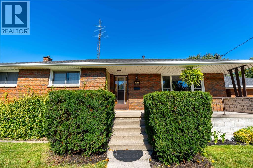 702 Ross Avenue, Sarnia, Ontario  N7T 1K2 - Photo 3 - 26023143