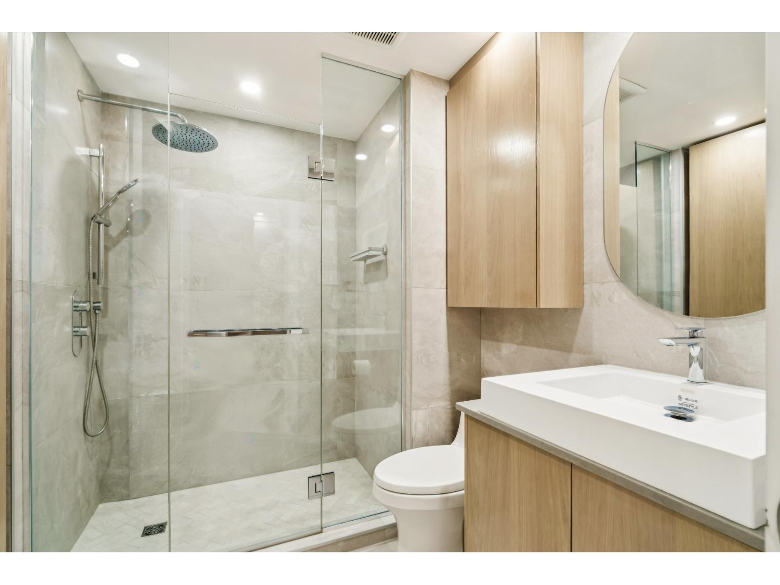 768-772 Rue Gilford Montréal (Le Plateau-Mont-Royal) Quebec Canada H2J1N7 4