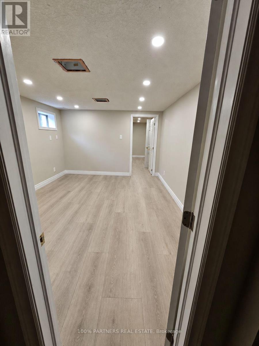 Lower - 49 Child Drive N, Aurora, Ontario L4G 1Y6 - Photo 6 - N13877984