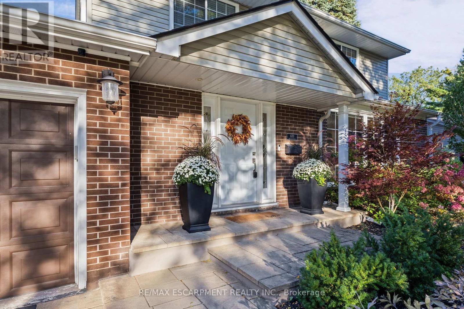 609 Cherrywood Drive, Burlington, Ontario  L7T 3W9 - Photo 2 - W13877938