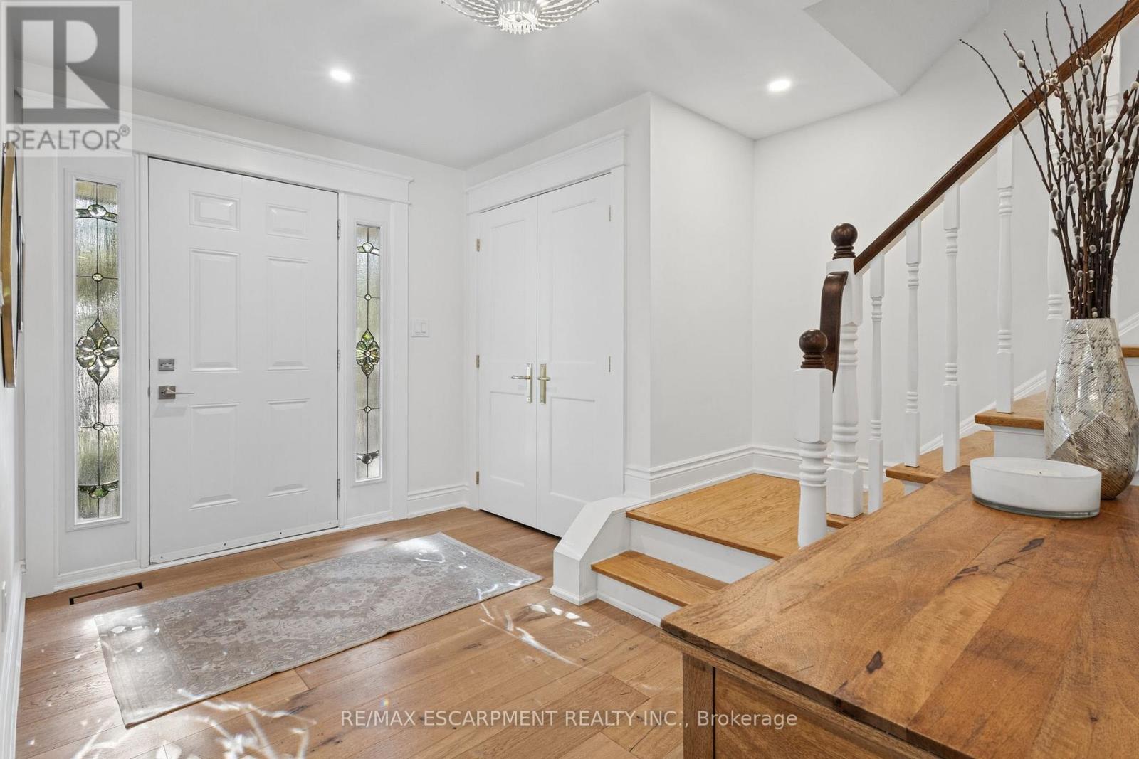 609 Cherrywood Drive, Burlington, Ontario  L7T 3W9 - Photo 3 - W13877938