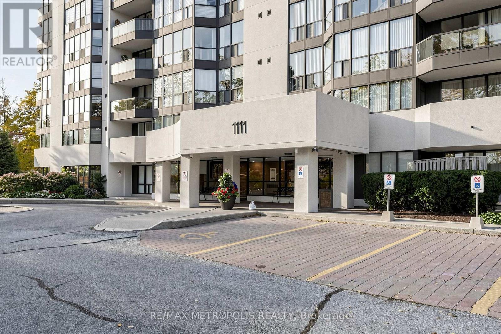 207 - 1111 Bough Beeches Boulevard, Mississauga, Ontario  L4W 4N1 - Photo 3 - W13877978