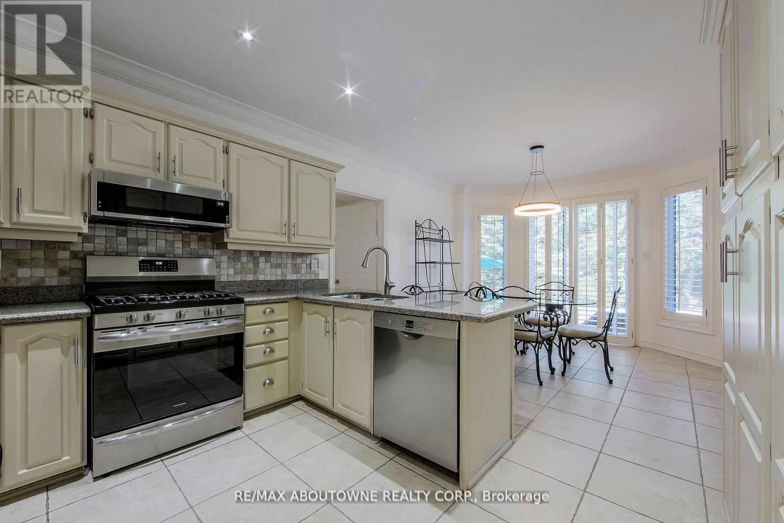 1487 The Links Drive, Oakville, Ontario  L6M 2P2 - Photo 16 - W13878102