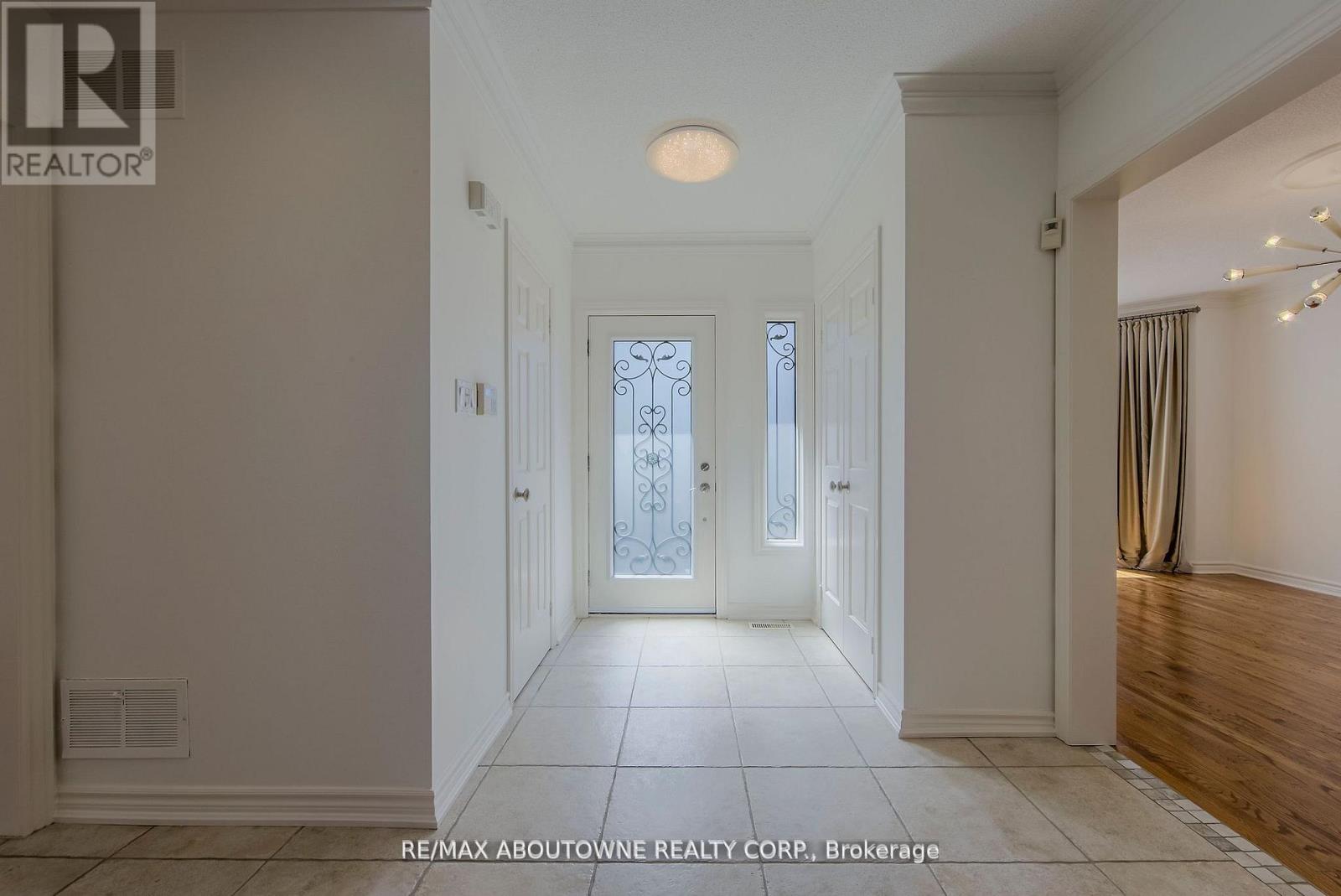 1487 The Links Drive, Oakville, Ontario  L6M 2P2 - Photo 2 - W13878102
