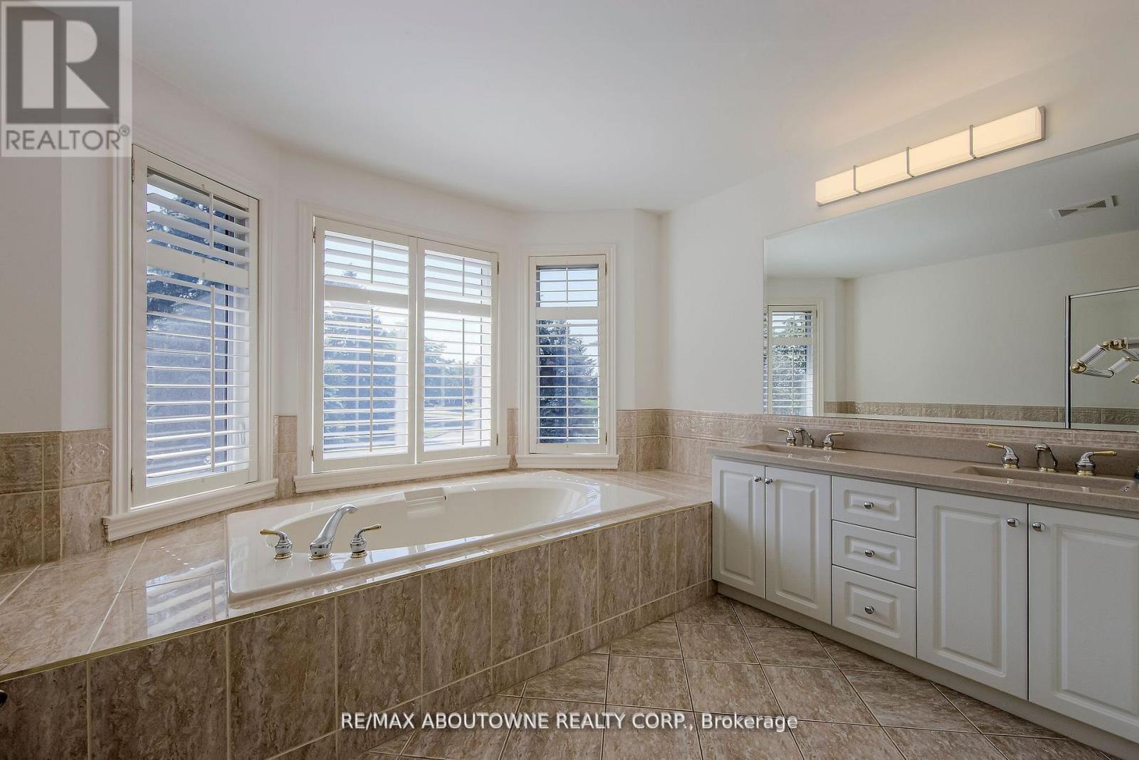 1487 The Links Drive, Oakville, Ontario  L6M 2P2 - Photo 23 - W13878102