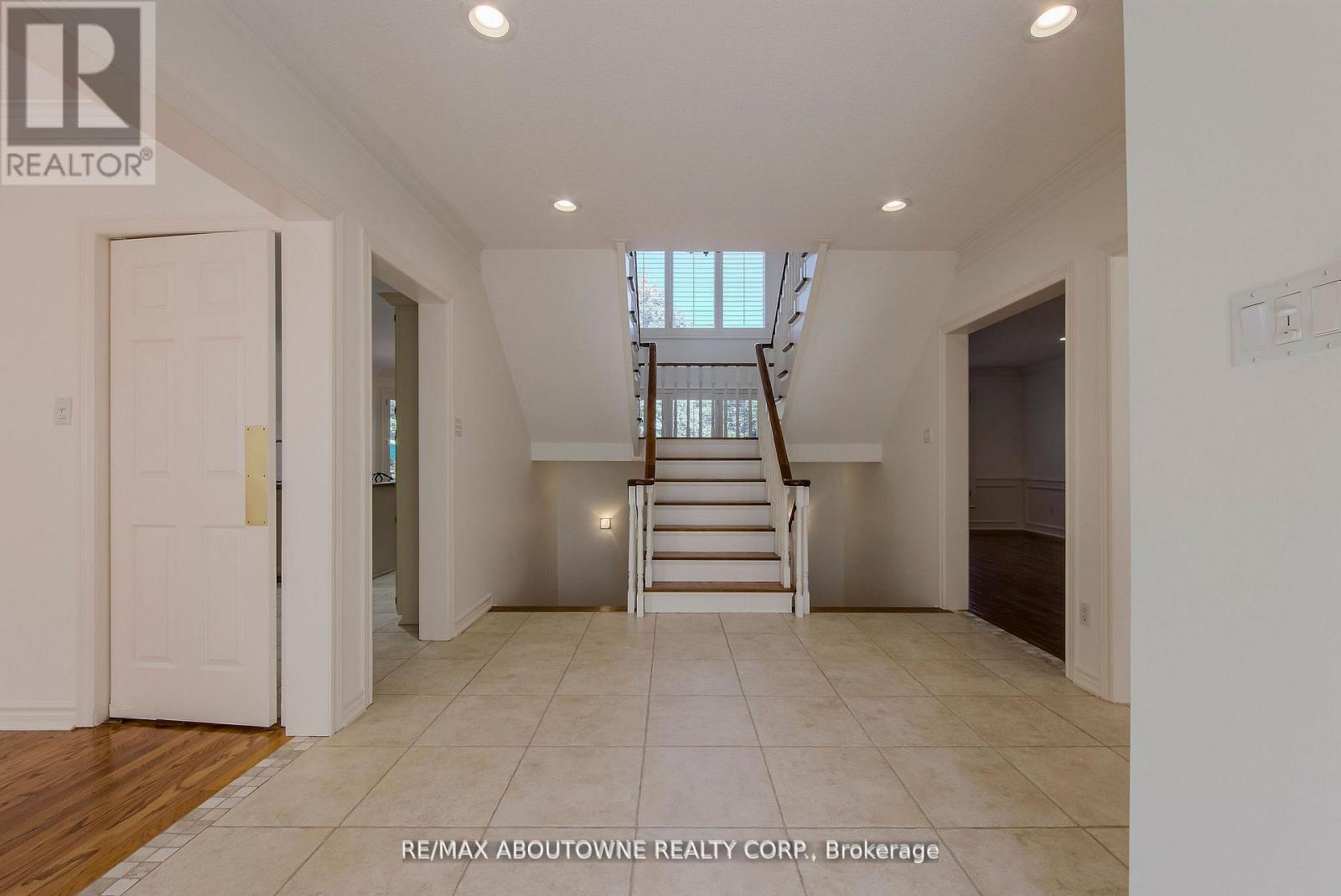 1487 The Links Drive, Oakville, Ontario  L6M 2P2 - Photo 3 - W13878102