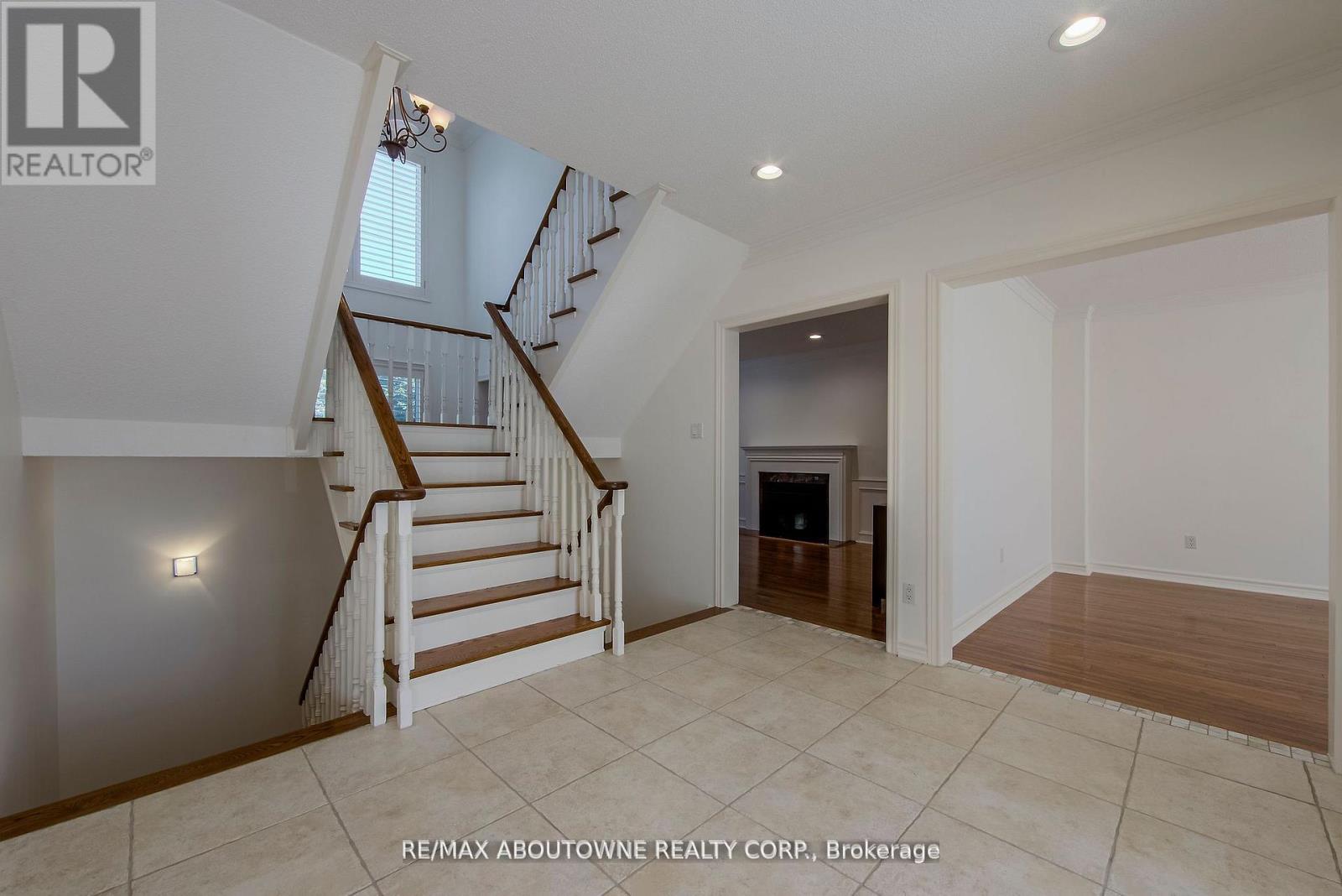 1487 The Links Drive, Oakville, Ontario  L6M 2P2 - Photo 5 - W13878102