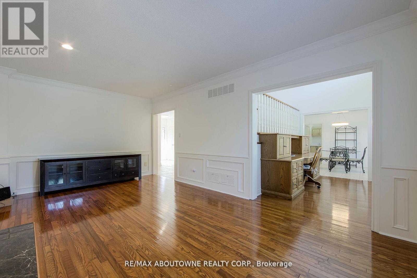 1487 The Links Drive, Oakville, Ontario  L6M 2P2 - Photo 9 - W13878102