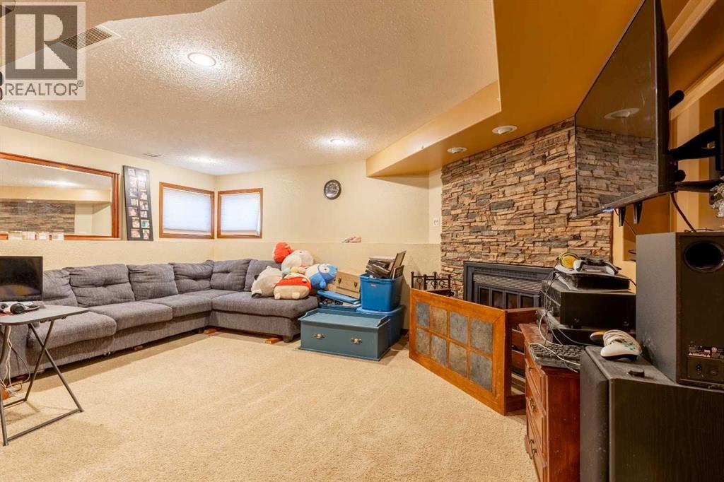 184 Lakhota Crescent W