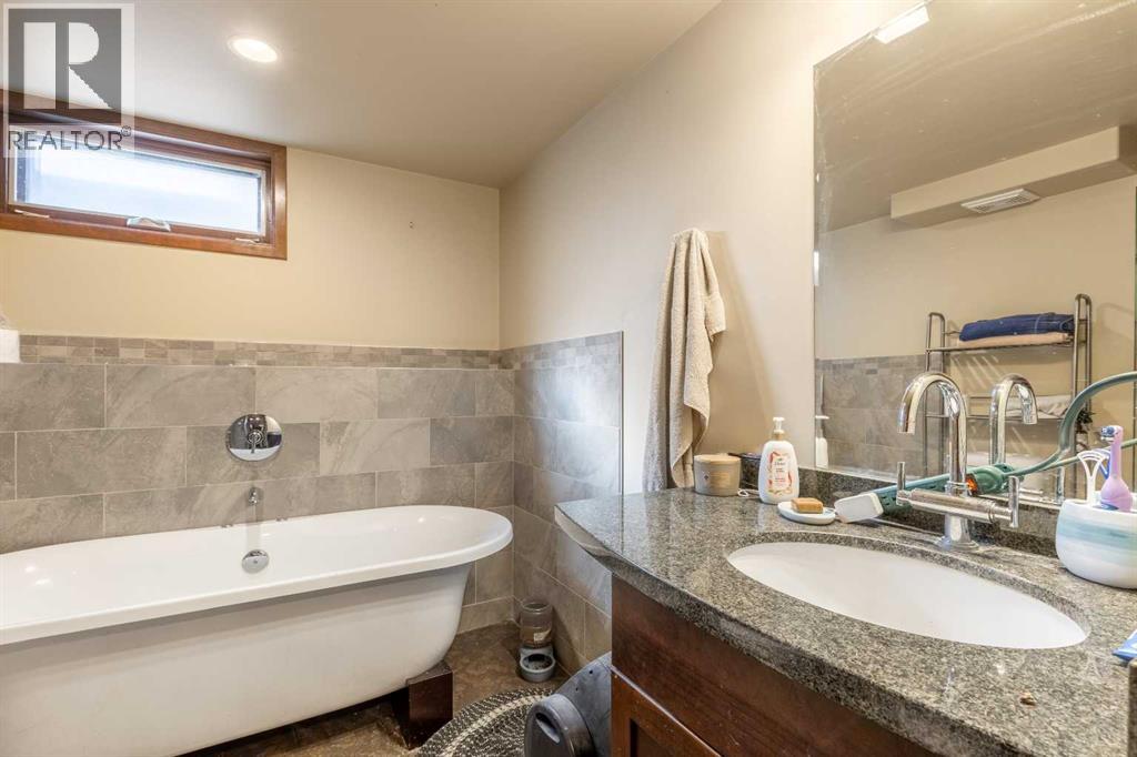 184 Lakhota Crescent W