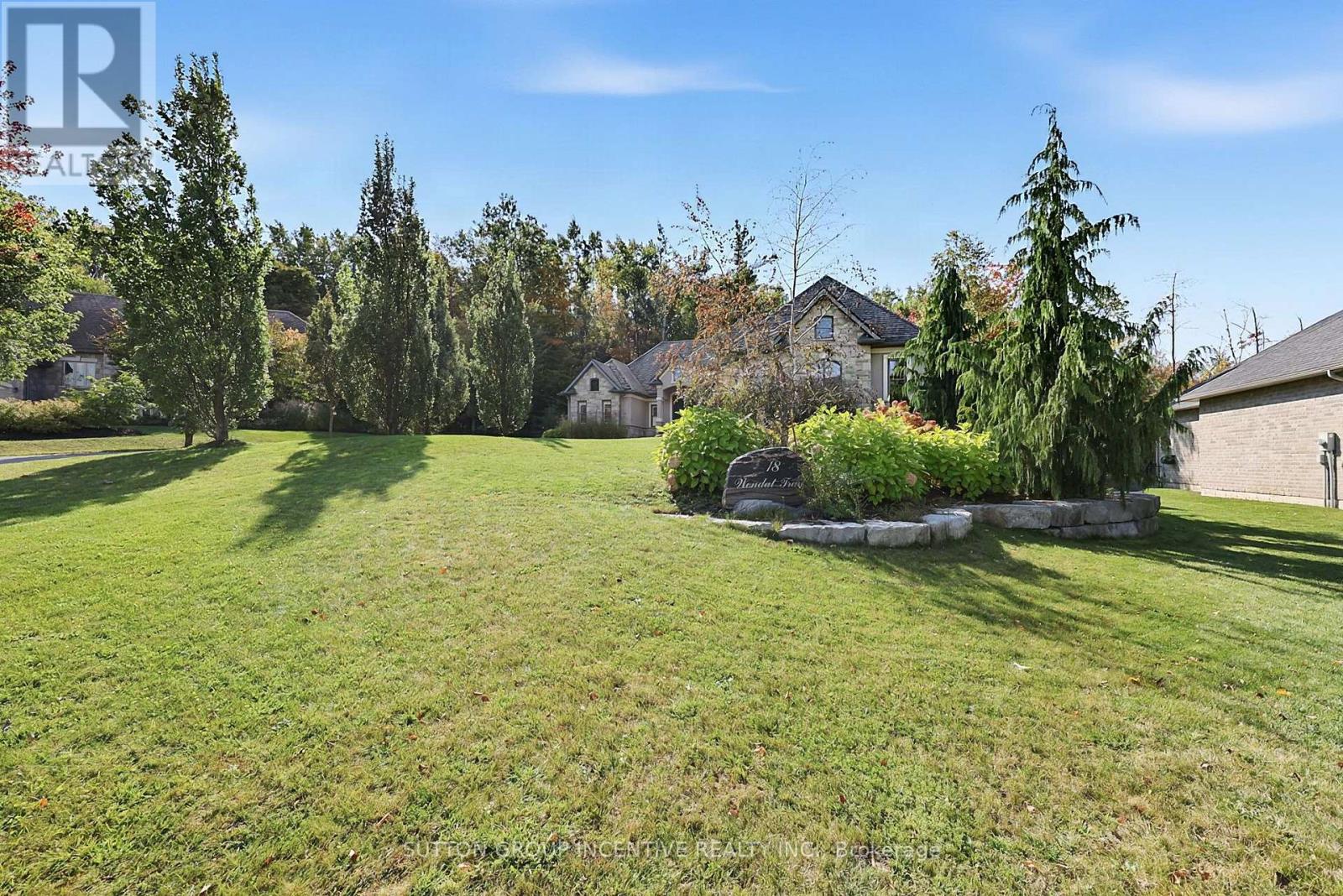 18 Wendat Trail, Springwater, Ontario  L4M 6T4 - Photo 9 - S13878224