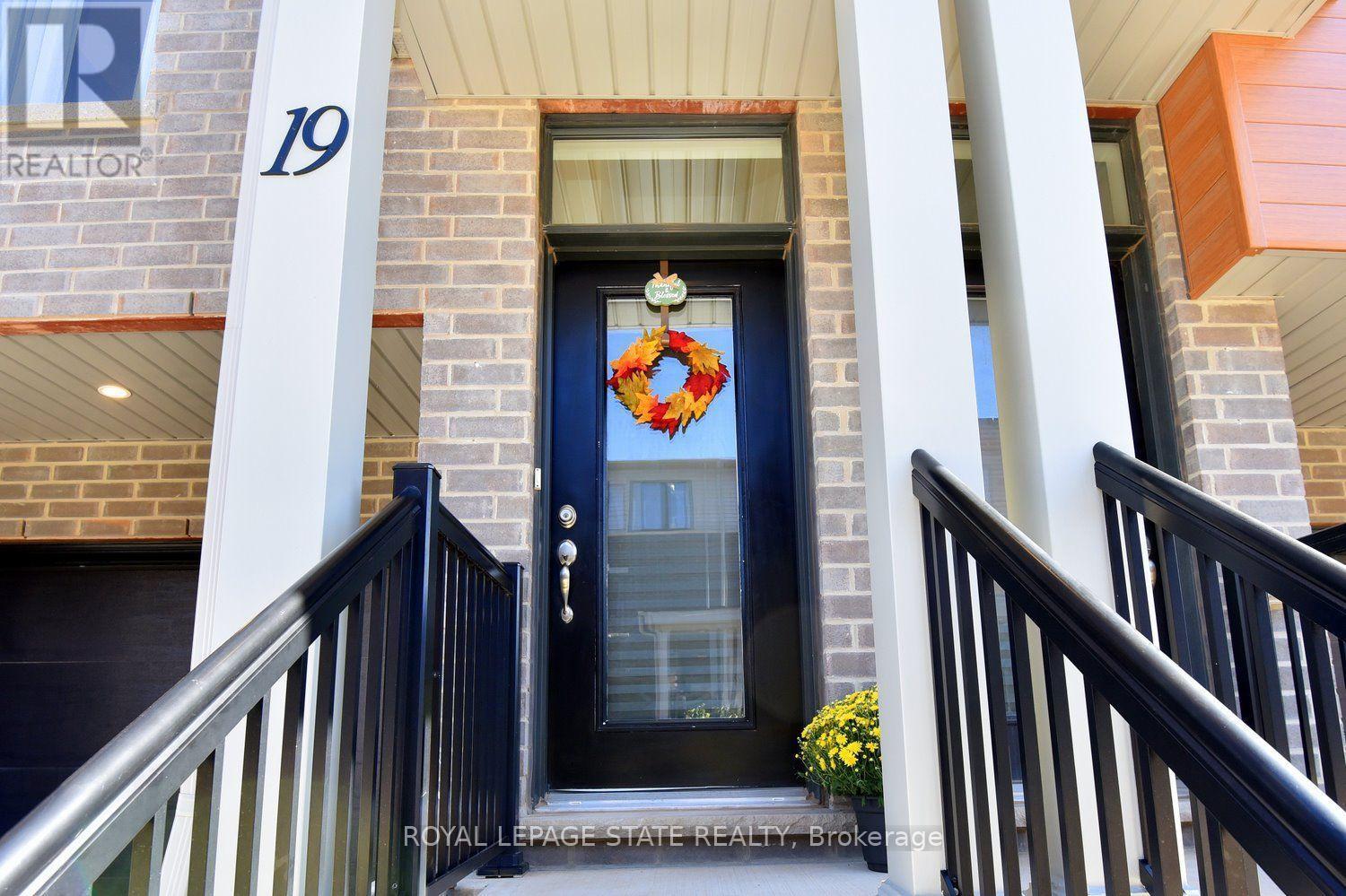 19 Radison Lane, Hamilton, Ontario  L8H 0B5 - Photo 3 - X13878342