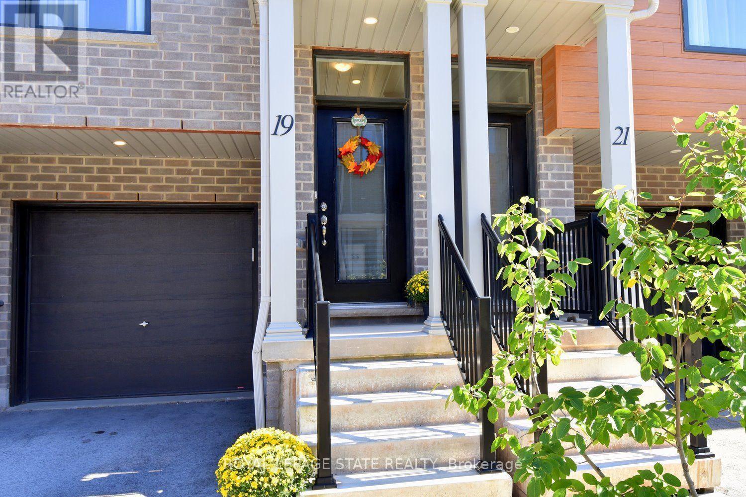 19 Radison Lane, Hamilton, Ontario  L8H 0B5 - Photo 4 - X13878342