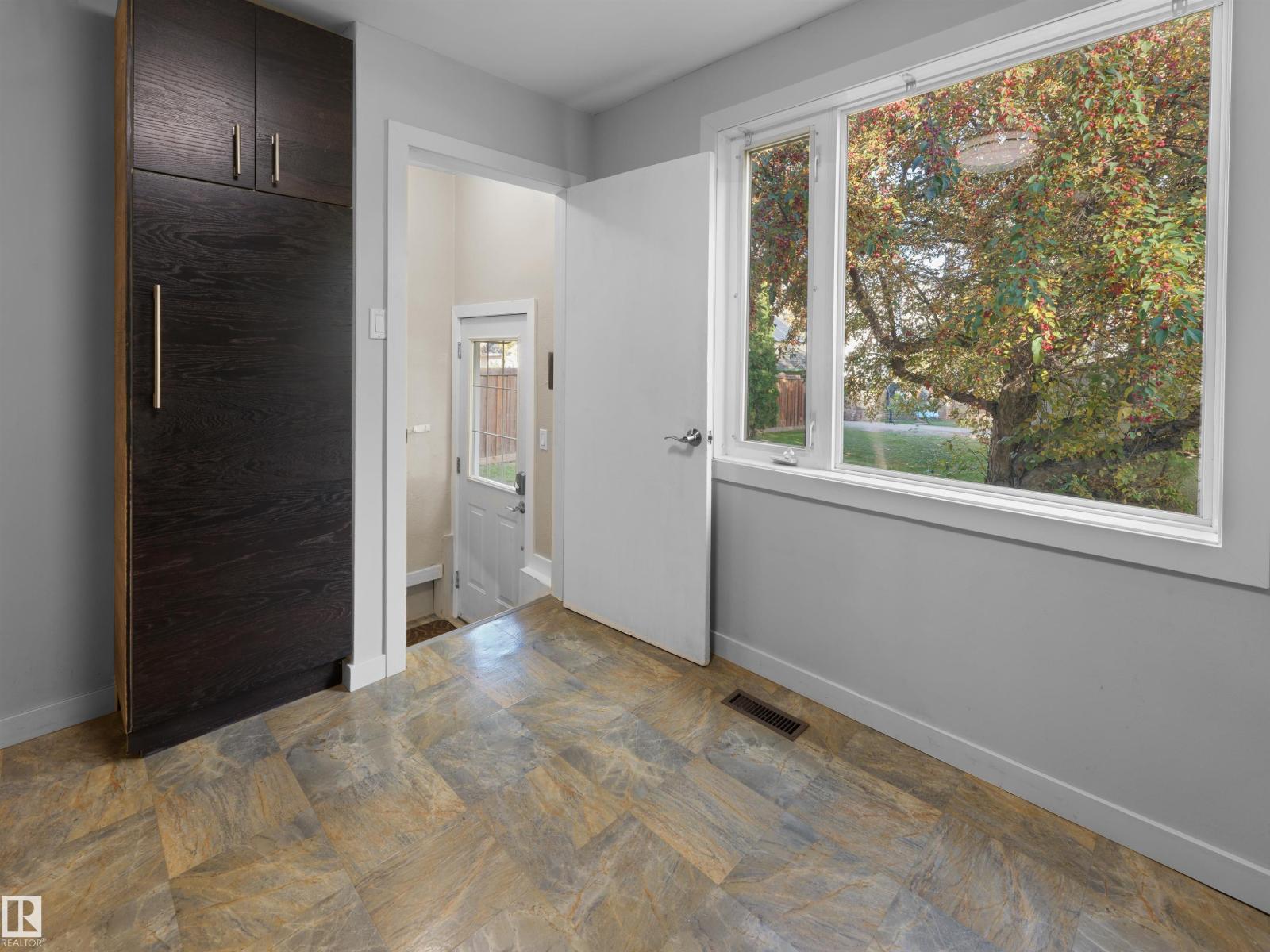 11142 71 AV NW
