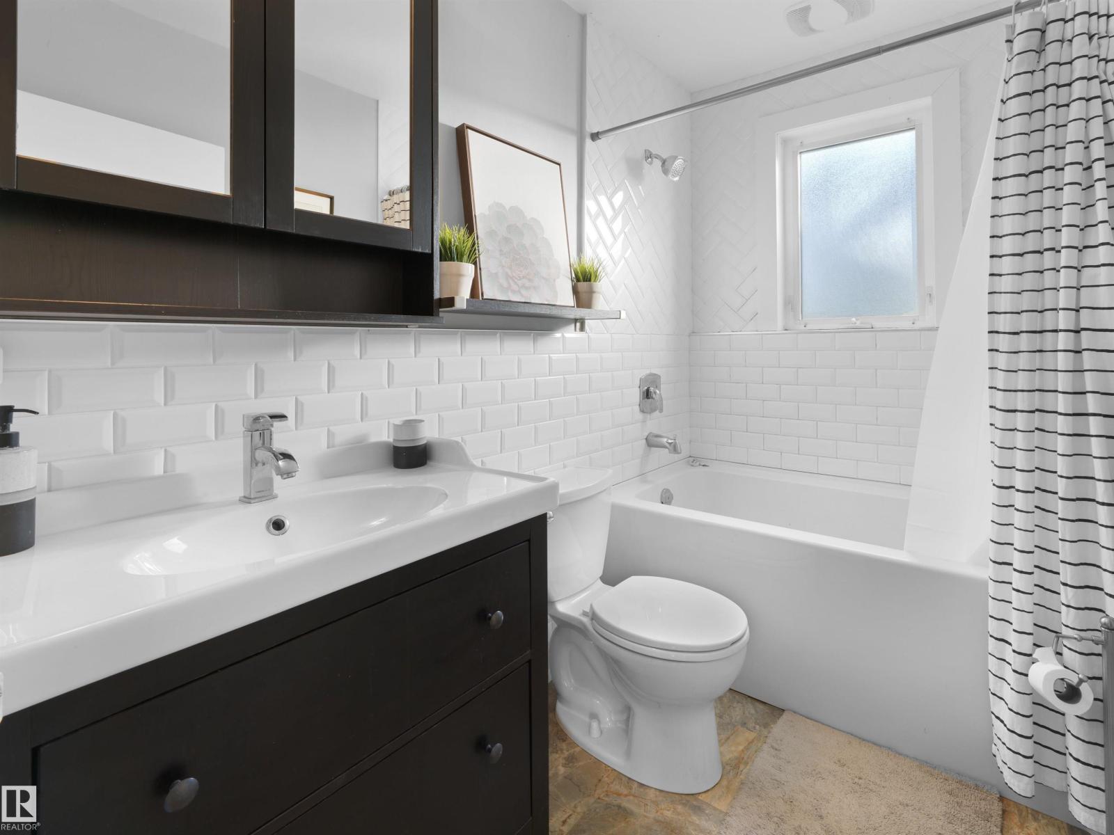 11142 71 AV NW