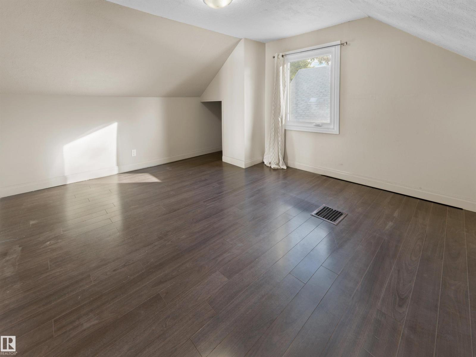 11142 71 AV NW