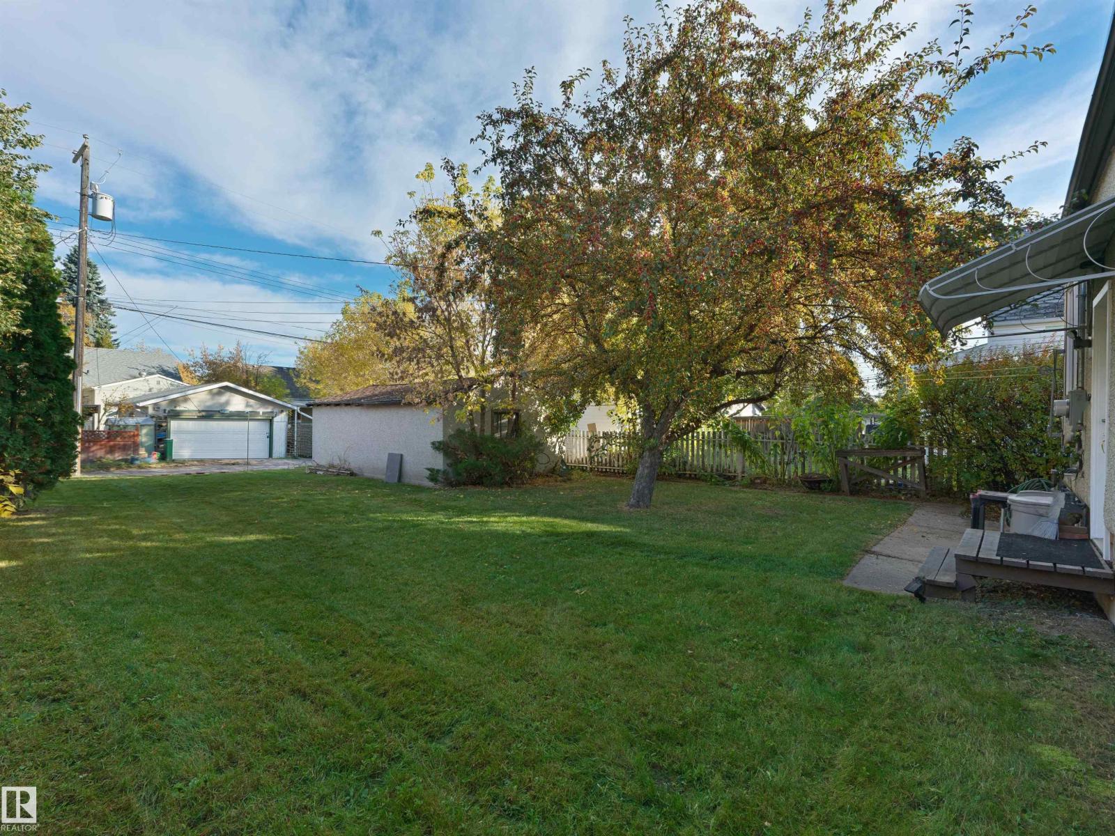 11142 71 AV NW