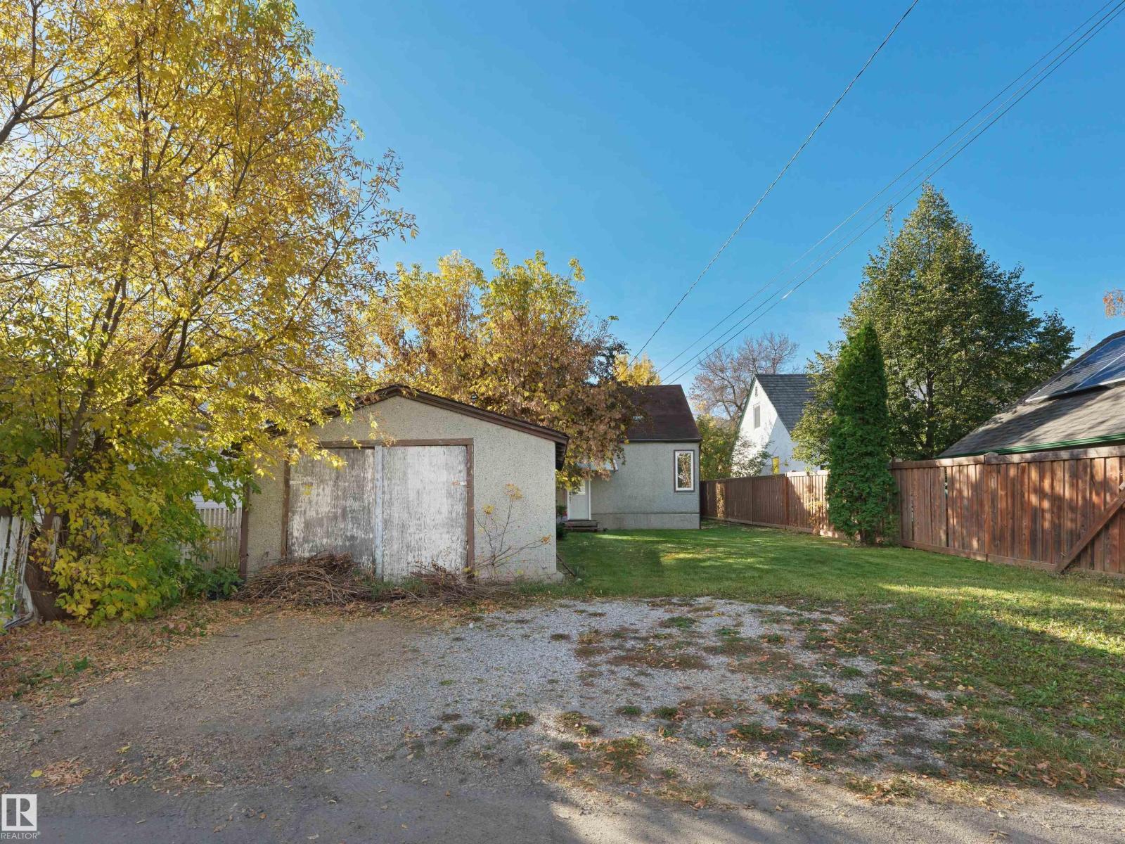 11142 71 AV NW
