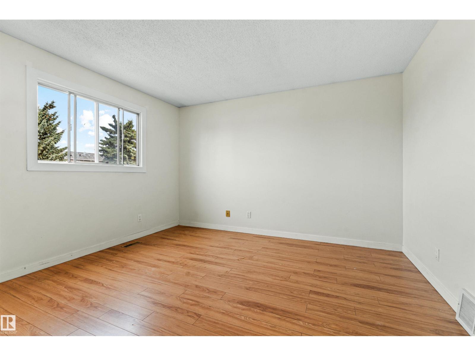8313 156 AV NW
