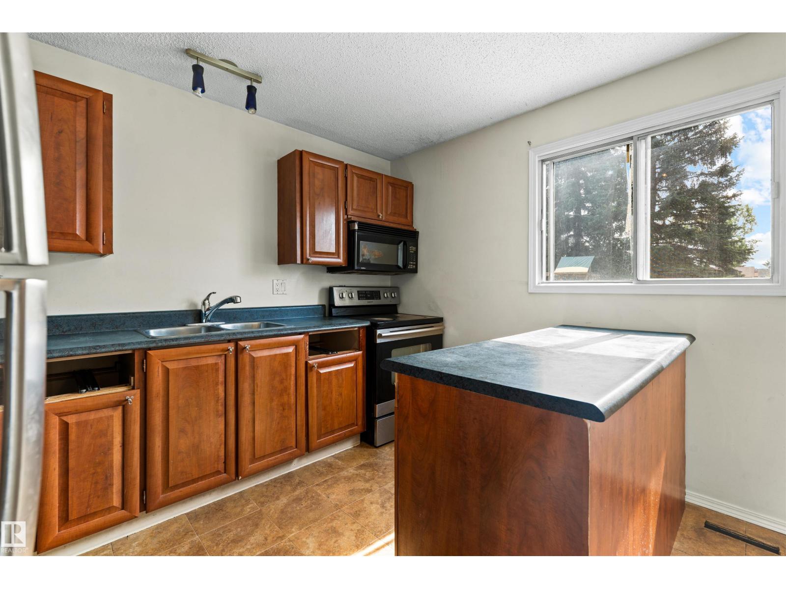 8313 156 AV NW