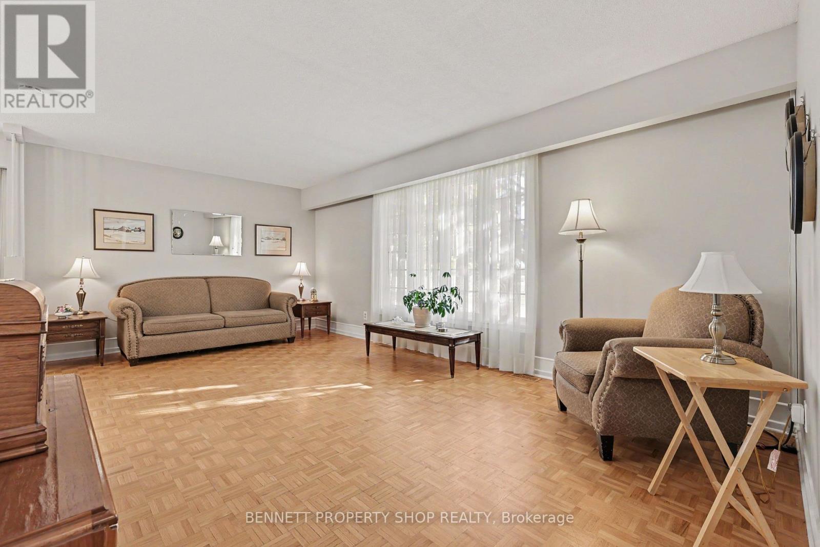 1486 Ridgebrook Drive, Ottawa, Ontario  K1B 4H1 - Photo 4 - X13878608