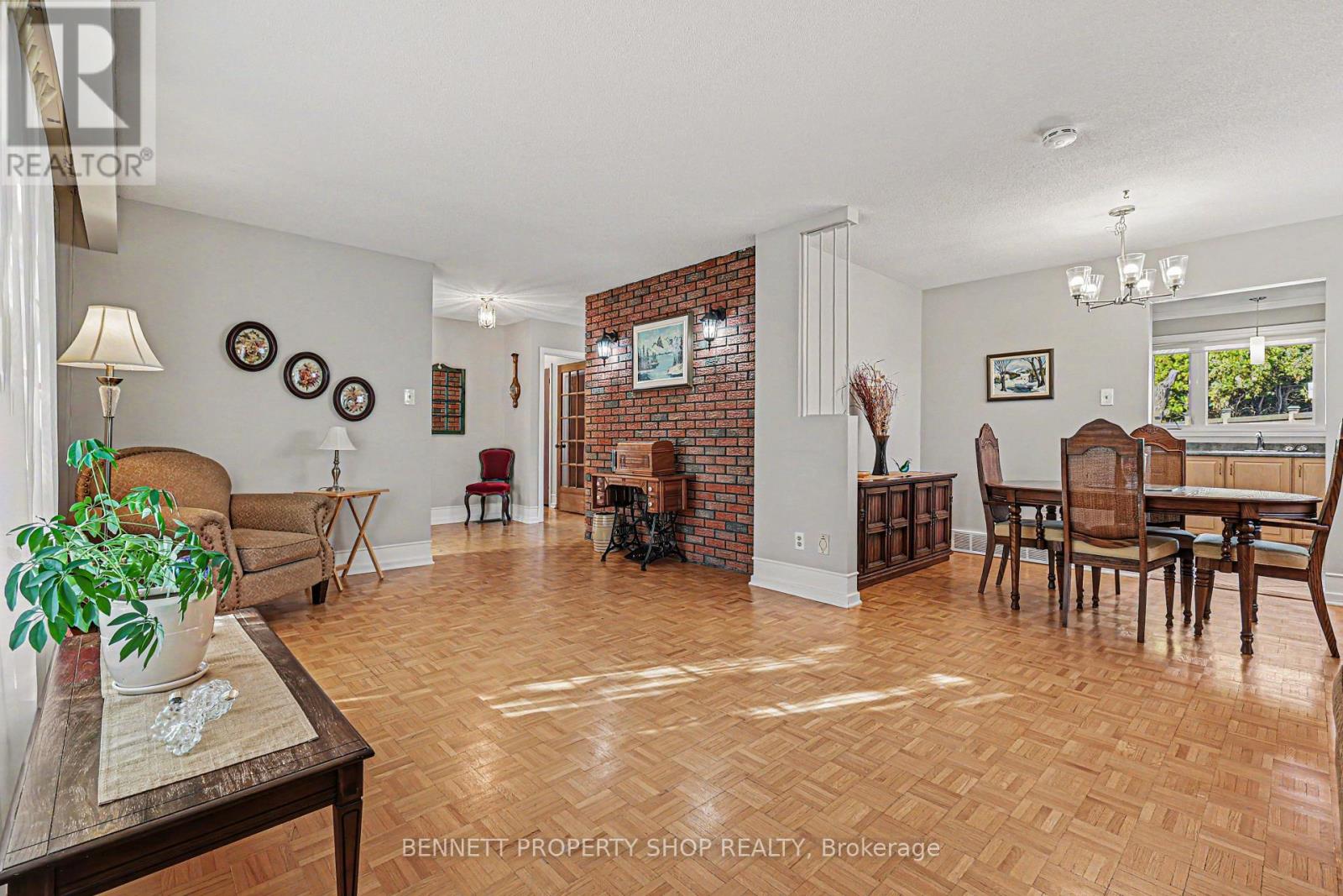 1486 Ridgebrook Drive, Ottawa, Ontario  K1B 4H1 - Photo 5 - X13878608