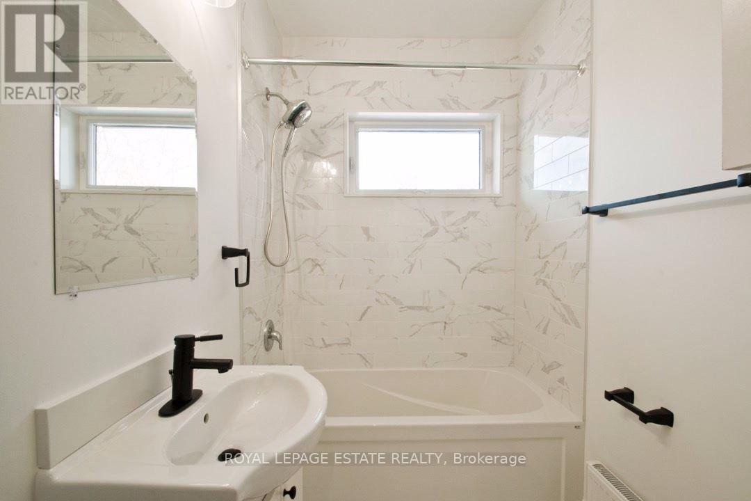 Upper - 22 Wineva Avenue, Toronto, Ontario  M4E 2S9 - Photo 6 - E13878716
