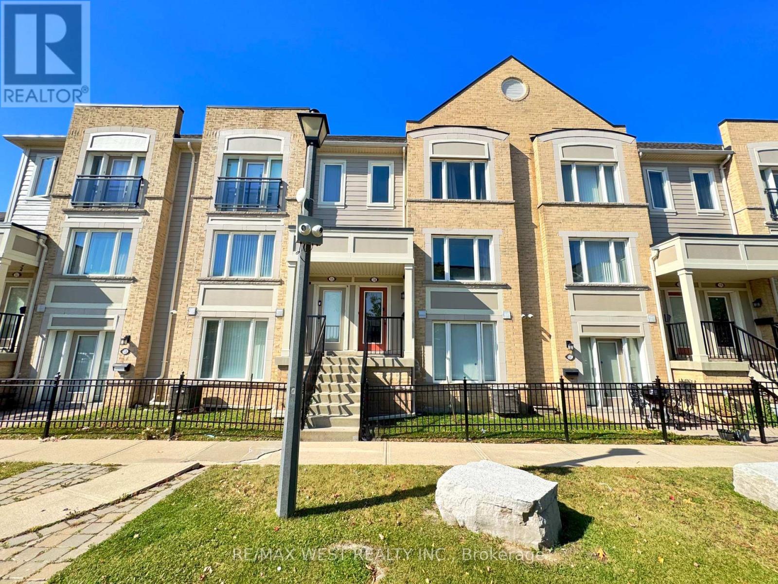 136 - 60 Fairwood Circle, Brampton, Ontario  L6R 0Y6 - Photo 1 - W13878534