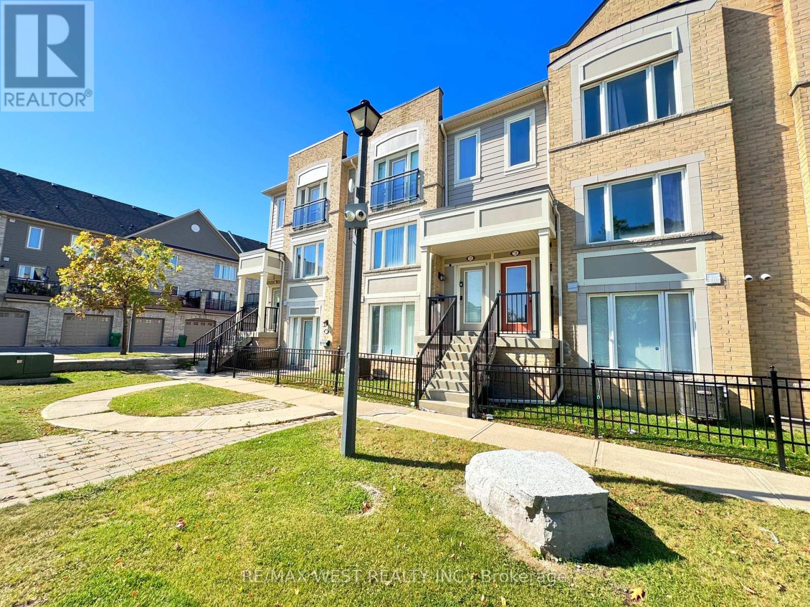 136 - 60 Fairwood Circle, Brampton, Ontario  L6R 0Y6 - Photo 2 - W13878534