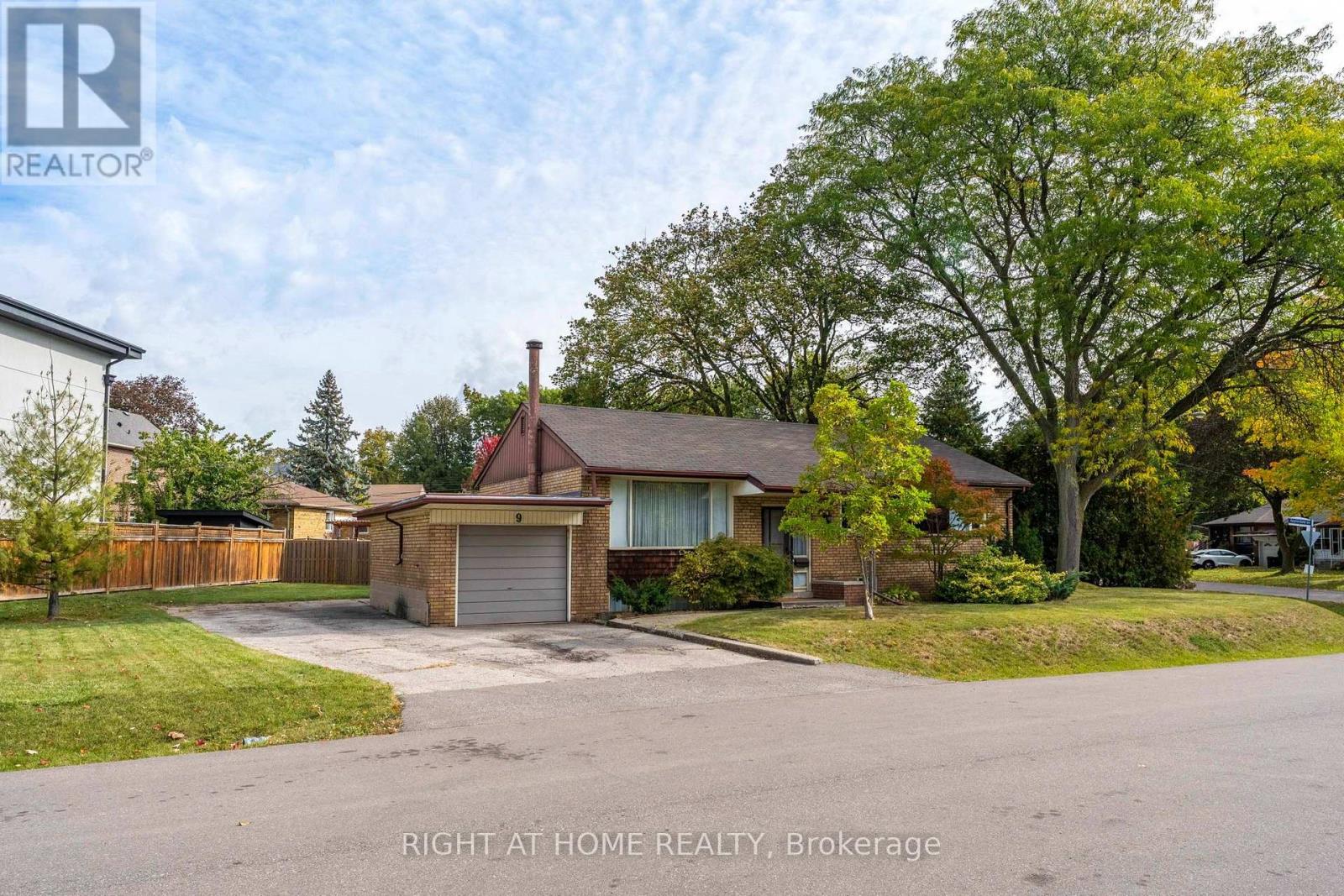 9 APPLEDALE ROAD, toronto (princess-rosethorn), Ontario