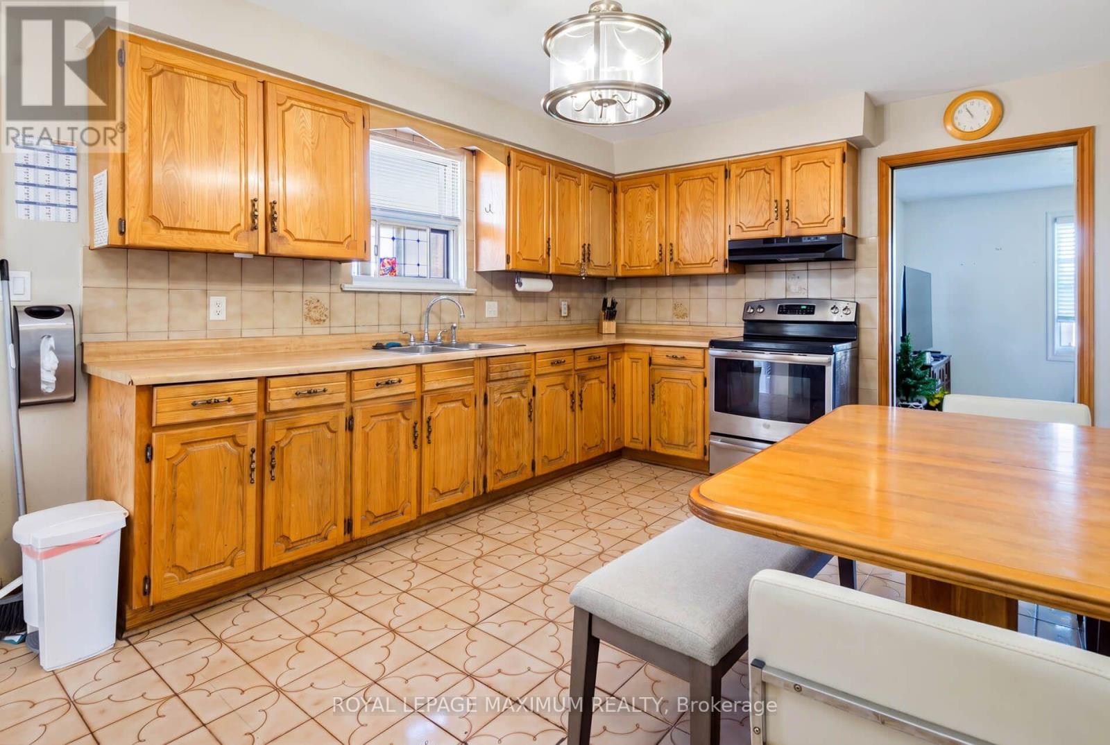 84 Gilley Road, Toronto, Ontario  M3K 1L7 - Photo 7 - W13878578
