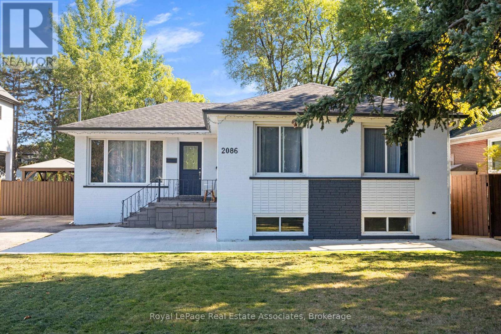 2086 Bridge Road, Oakville, Ontario  L6L 2E9 - Photo 1 - W13878606