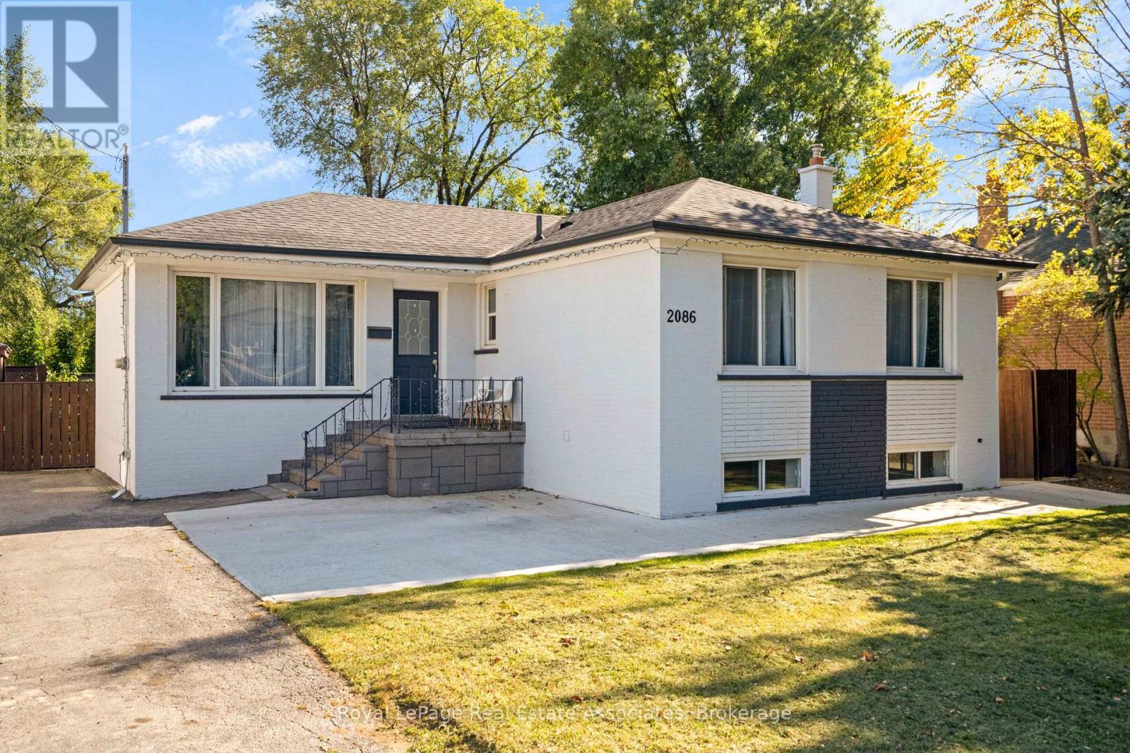 2086 Bridge Road, Oakville, Ontario  L6L 2E9 - Photo 2 - W13878606