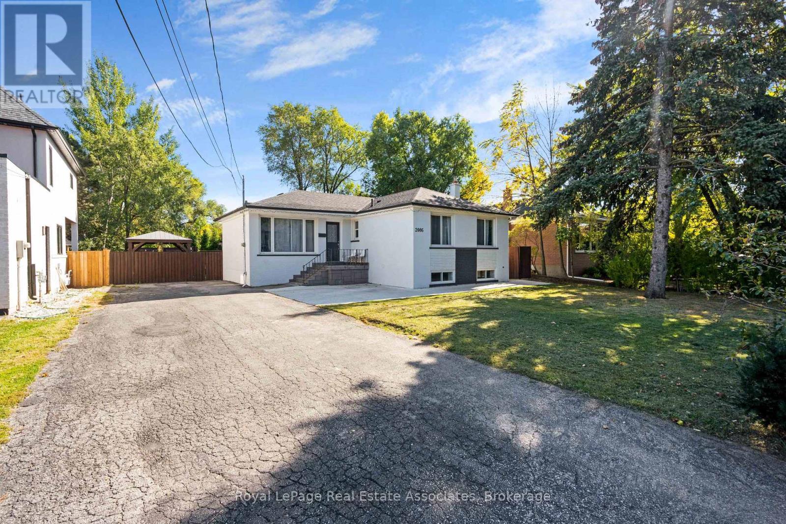 2086 Bridge Road, Oakville, Ontario  L6L 2E9 - Photo 3 - W13878606