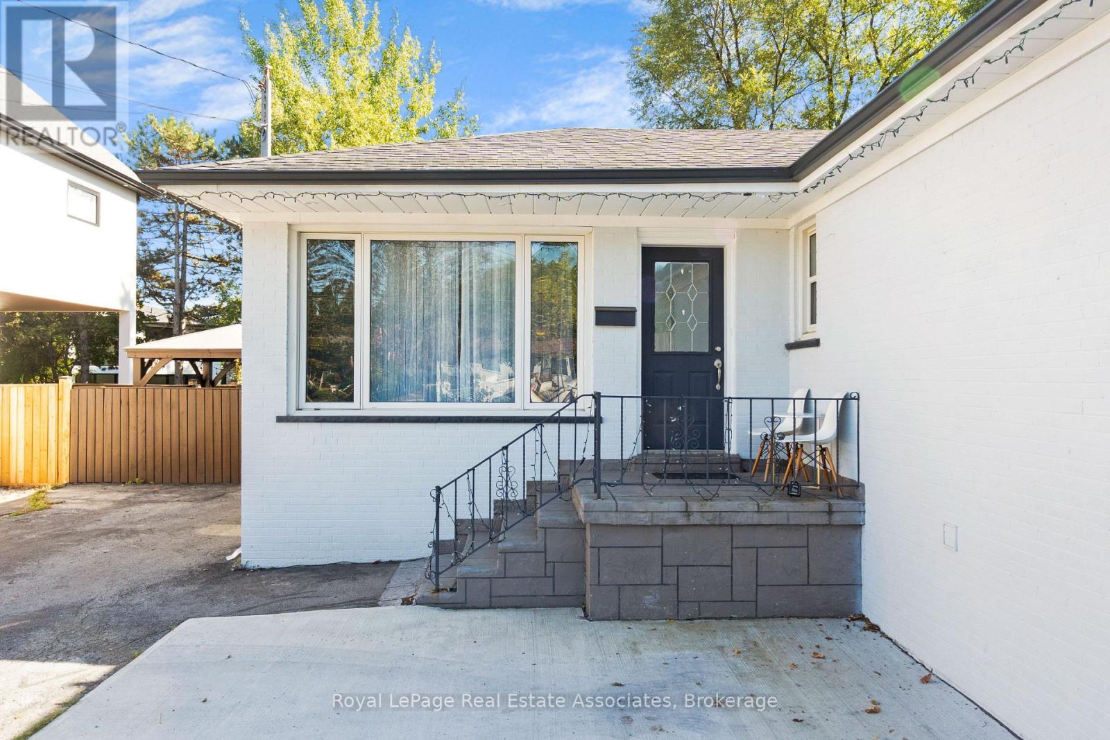 2086 Bridge Road, Oakville, Ontario  L6L 2E9 - Photo 4 - W13878606