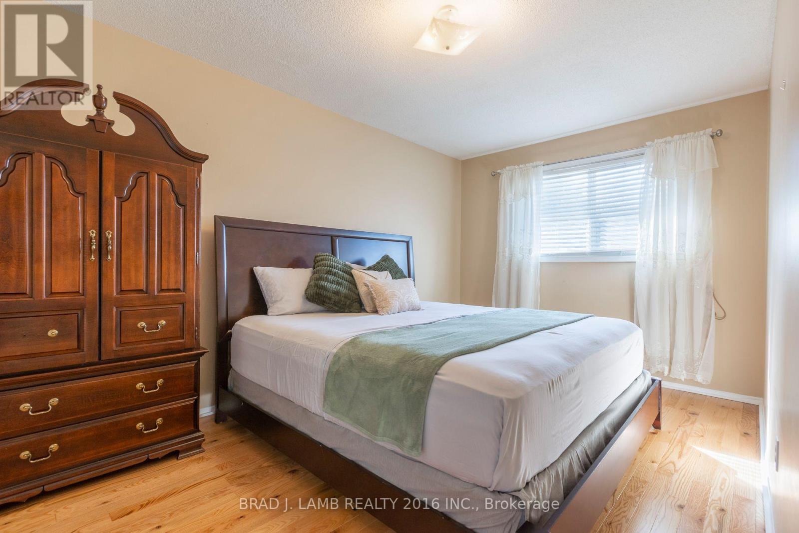 8 Burnley Place, Brampton, Ontario  L6Z 2V1 - Photo 7 - W13878666