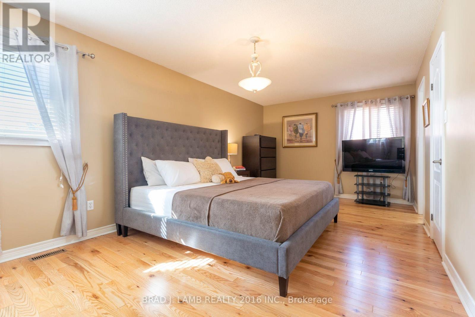 8 Burnley Place, Brampton, Ontario  L6Z 2V1 - Photo 8 - W13878666