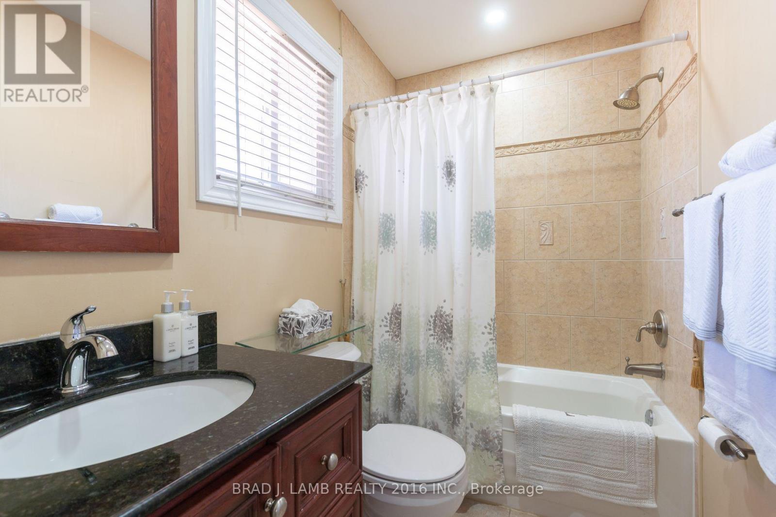 8 Burnley Place, Brampton, Ontario  L6Z 2V1 - Photo 9 - W13878666
