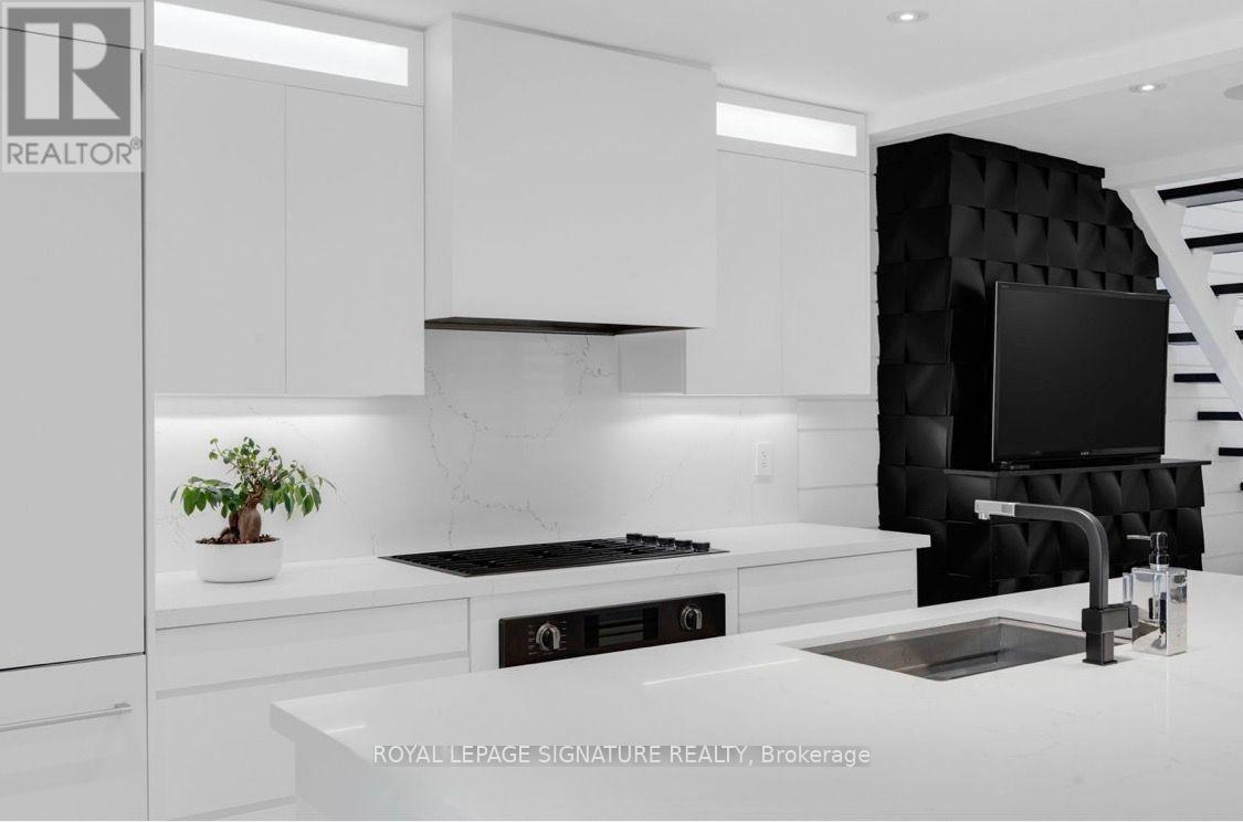 Upper - 58 Carrick Avenue, Toronto, Ontario  M6N 3J5 - Photo 10 - W13875372
