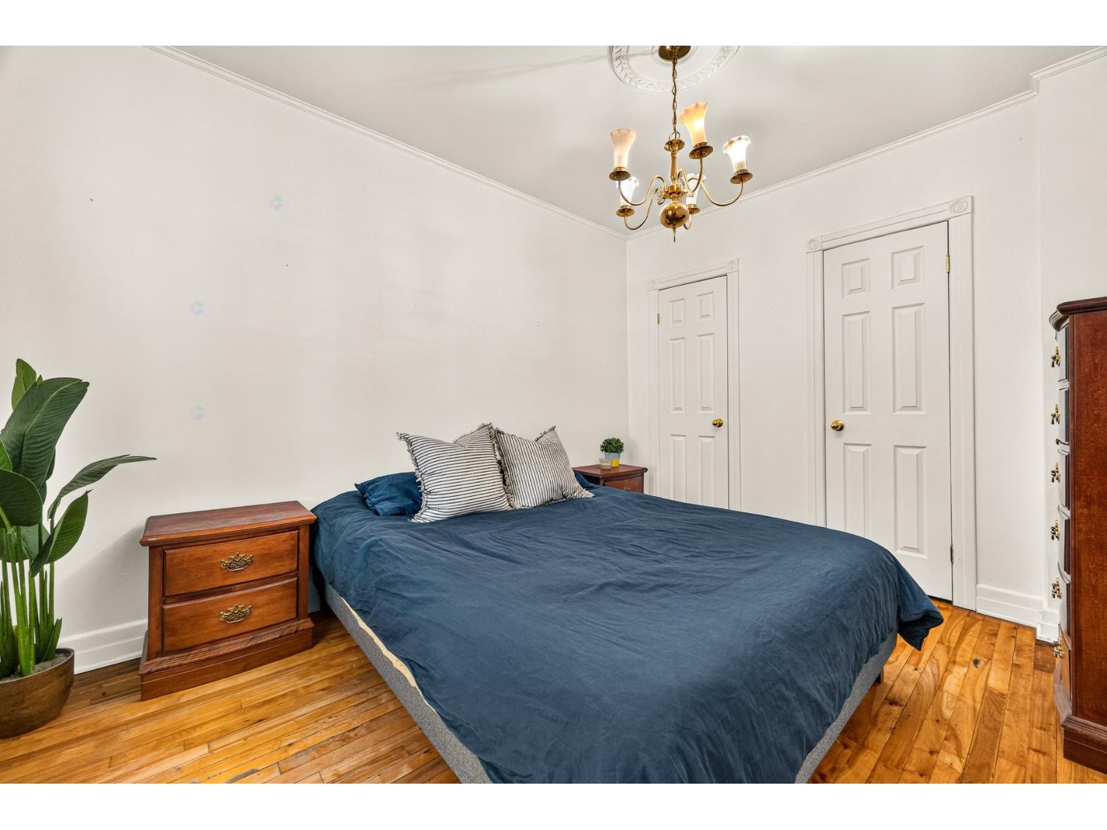 1594 Rue Grant Longueuil (Le Vieux-Longueuil) Quebec Canada J4J3V6 4