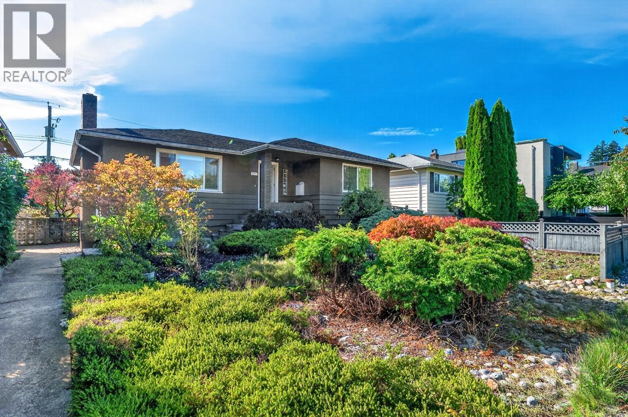3232 W 16th Avenue, Vancouver, British Columbia  V6K 3E3 - Photo 2 - R3173918