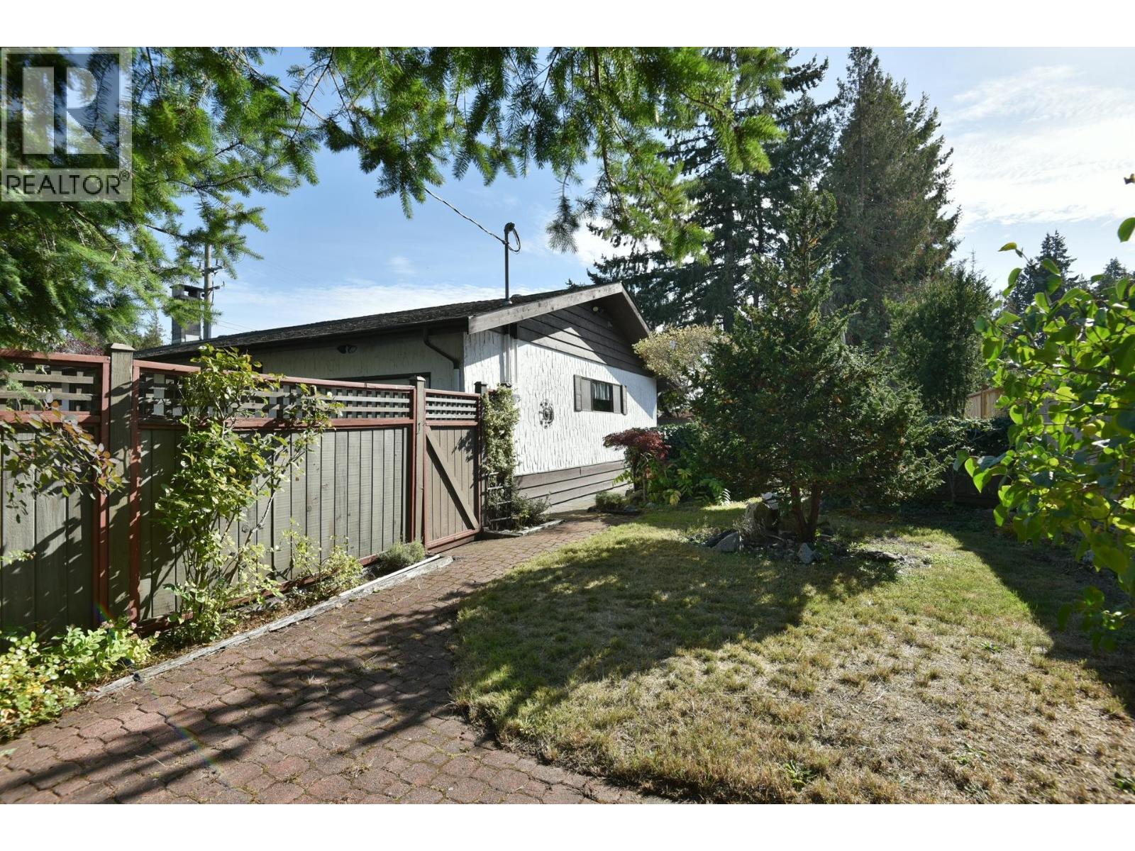 5619 Trail Avenue, Sechelt, British Columbia  V0N 3A0 - Photo 15 - R3173317
