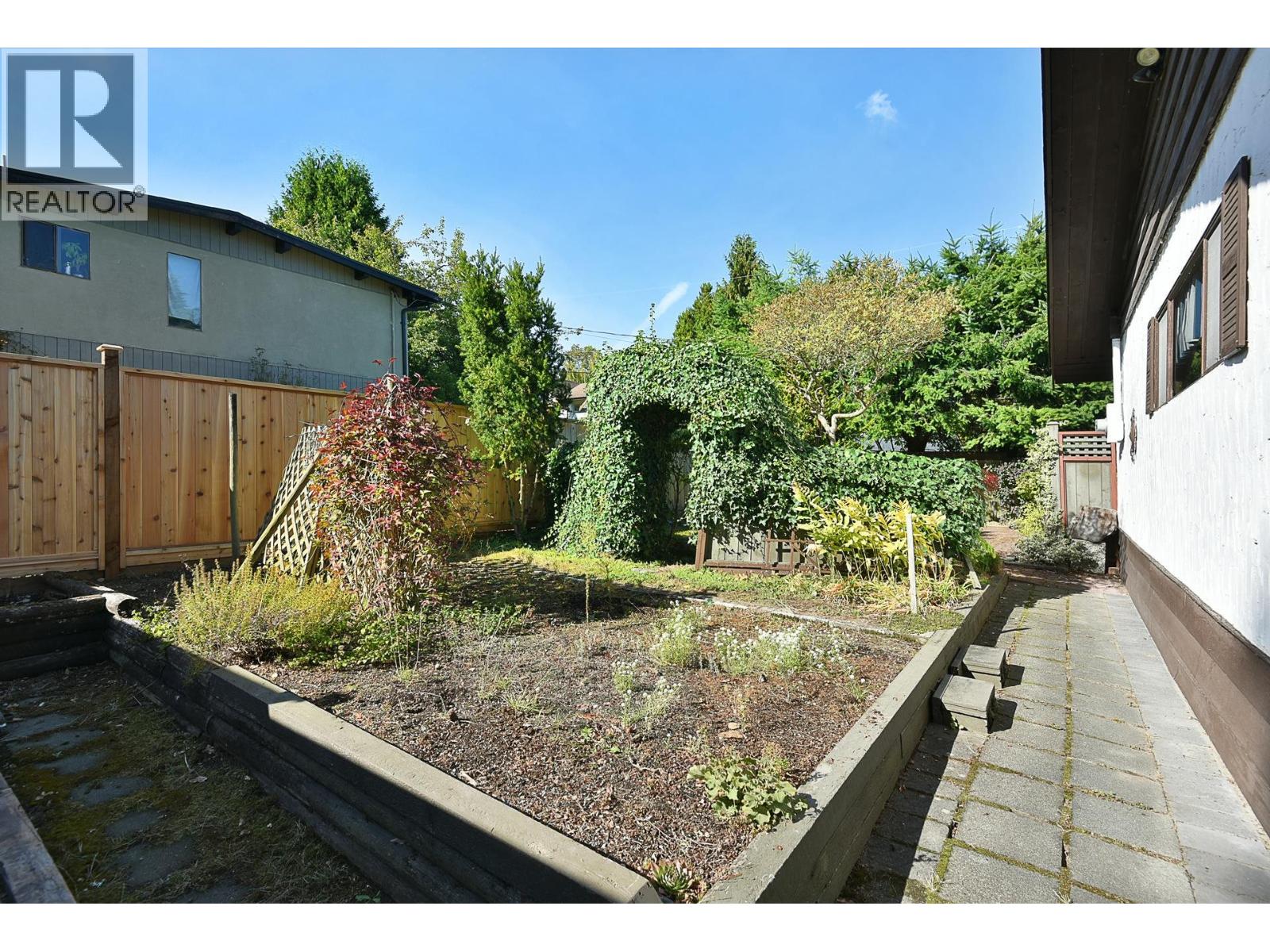 5619 Trail Avenue, Sechelt, British Columbia  V0N 3A0 - Photo 17 - R3173317
