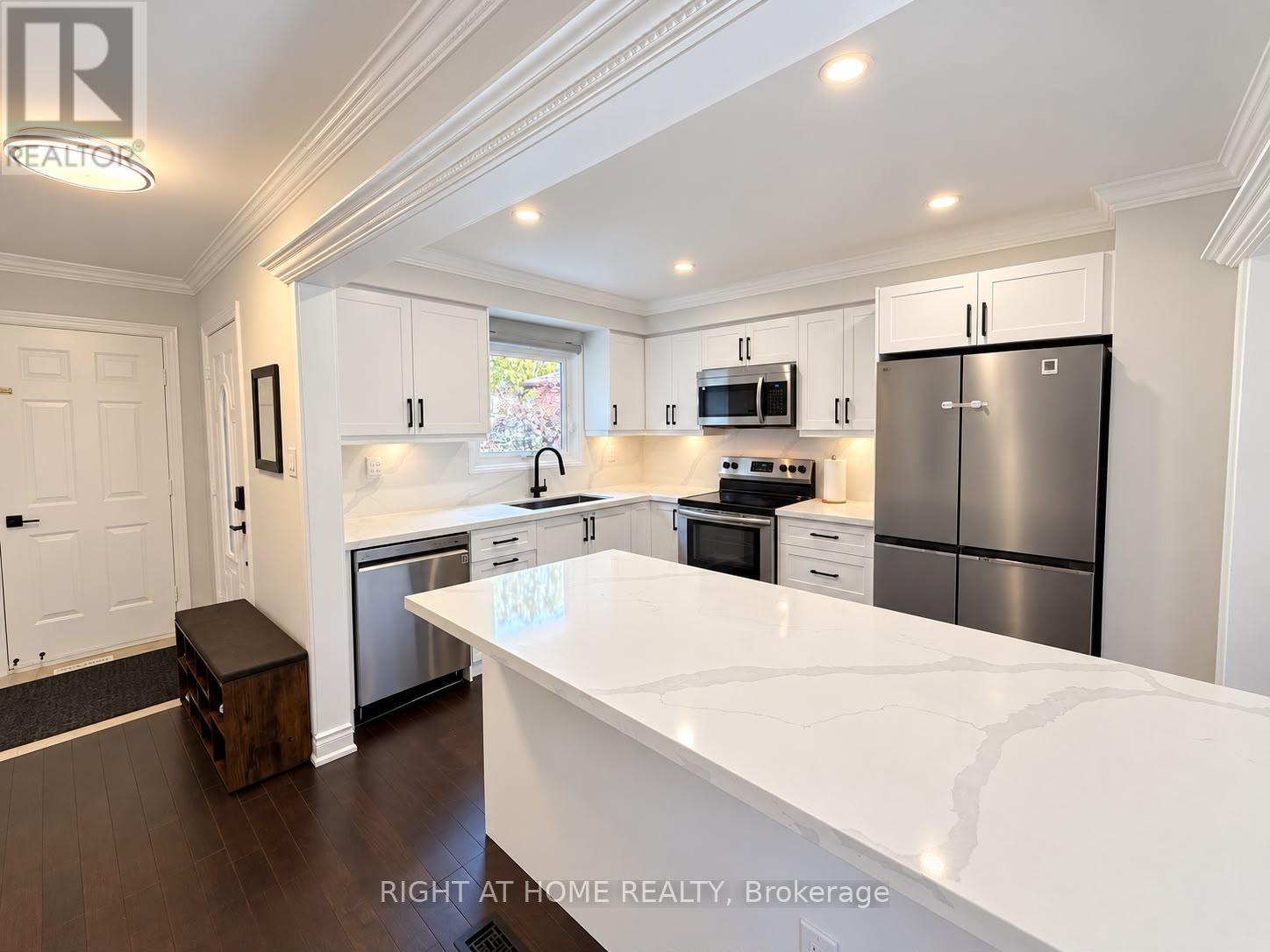 32 Aranka Court, Richmond Hill, Ontario  L4C 7T9 - Photo 6 - N13868250